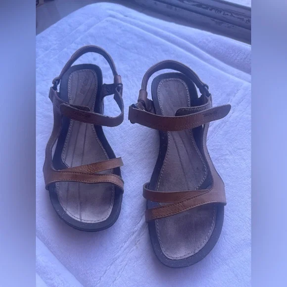 Teva Brown Women's Sandals - Picture 13 of 15